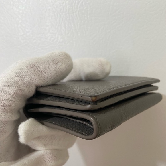 SAINT LAURENT GUC Greige Leather Trifold Wallet - Picture 12 of 14